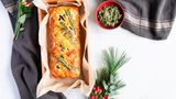Etwa eine Stunde benötigen Sie für die Zubereitung des Veggie Wellington mit Pesto, inklusive Garzeit. So geht's:    1. Pilze und Knoblauch in Scheiben schneiden, Spinat waschen, Karotten und Zwiebeln würfeln, Maronen und Cranberries grob hacken.  2. Pilze mit Rapsöl anbraten, salzen und beiseite stellen, Zwiebeln ebenfalls anschwitzen, Lorbeerblätter, Nelken und Karotten hinzufügen, 3-5 Minuten garen und beiseite stellen, Knoblauch anschwitzen, Spinat hinzufügen und garen, mit Salz und Pfeffer abschmecken, beiseite gestelltes Gemüse hinzufügen, mit Rotwein ablöschen, grob gehackten Thymian und Rosmarin hinzufügen und bei niedriger Hitze köcheln lassen, Muskatnuss, Zimt, grob gehackte Cranberries und Maronen hinzufügen, gut umrühren und zum Abkühlen beiseite stellen.  3. Backofen auf 180 Grad vorheizen, Nelken und Lorbeerblatt aus der abgekühlten Gemüsemischung rausnehmen, den vorab ausgelegten Teig mit der Mischung mittig belegen und einpacken, das Wellington vorsichtig umdrehen, die Oberfläche mit einem Messer im Zick Zack Muster einschneiden, mit verquirltem Ei bestreichen und im vorgeheizten Ofen bei 180 Grad ca. 30 Minuten backen, nach 30 Minuten prüfen und ggfs. weitere 5-10 Minuten goldbraun backen.  4. Karottengrün waschen, trocknen und grob hacken, Mandeln rösten, anschließend alle Zutaten im Blender zu einem cremigen Pesto pürieren.  5. Wellington aus dem Ofen nehmen, kurz abkühlen lassen und mit Pesto servieren.    Tipp: Gemüseverschnitt und Schalen für selbstgemachte Gemüsebrühe sammeln.