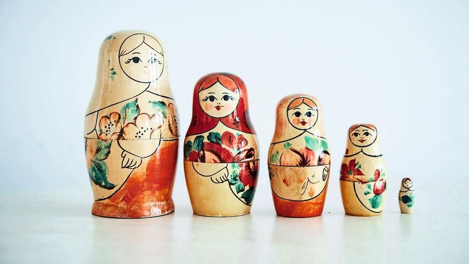 Schwieriger Start ins Leben: In Kevin Wagners Büro im Stuttgarter Jugendamt steht eine Matrjoschka. Auch um ein Kind legen sich manchmal Schicht um Schicht andere Menschen – mit unterschiedlichen Interessen In Kevin Wagners Büro im Stuttgarter Jugendamt steht eine Matrjoschka. Auch um ein Kind legen sich manchmal Schicht
um Schicht andere Menschen – mit unterschiedlichen Interessen
