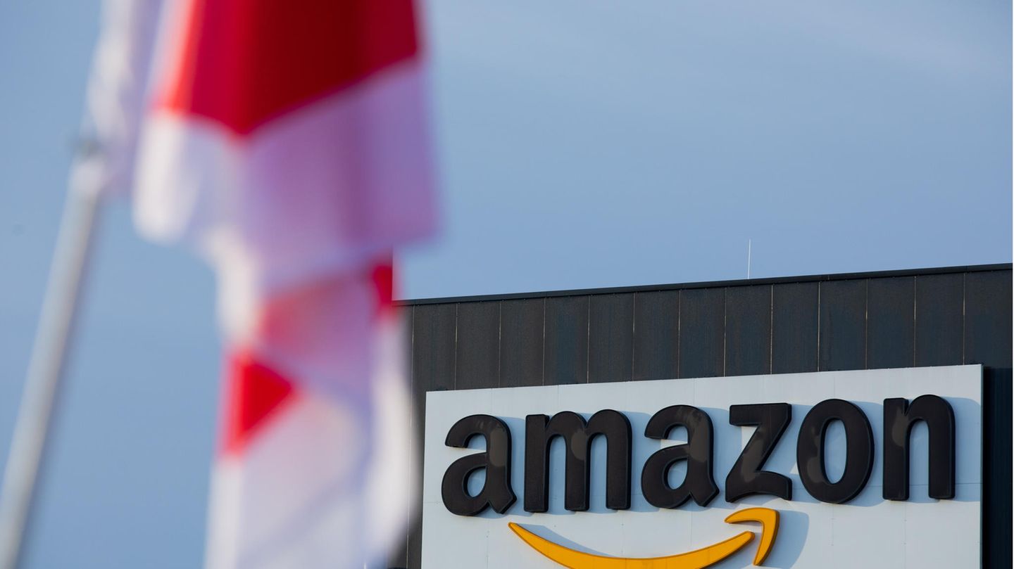 Eine Fahne der Dienstleisungsgewerkschaft Verdi hängt vor einem Amazon-Standort