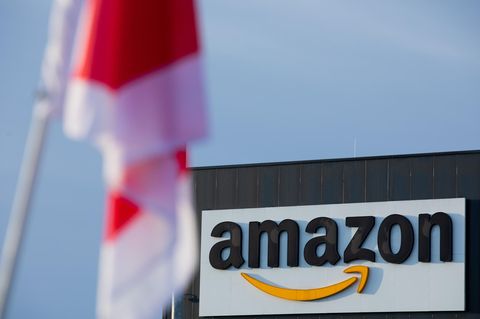 Eine Fahne der Dienstleisungsgewerkschaft Verdi hängt vor einem Amazon-Standort