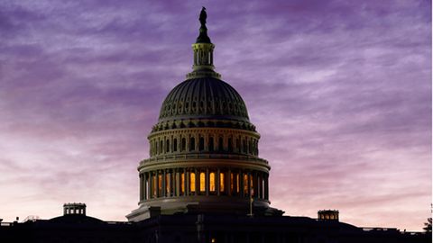 Morgendämmerung über dem US-Kongress: Demokraten und Republikaner haben sich nach monatelangem Streit auf ein weiteres Konjunkturpaket verständigt.