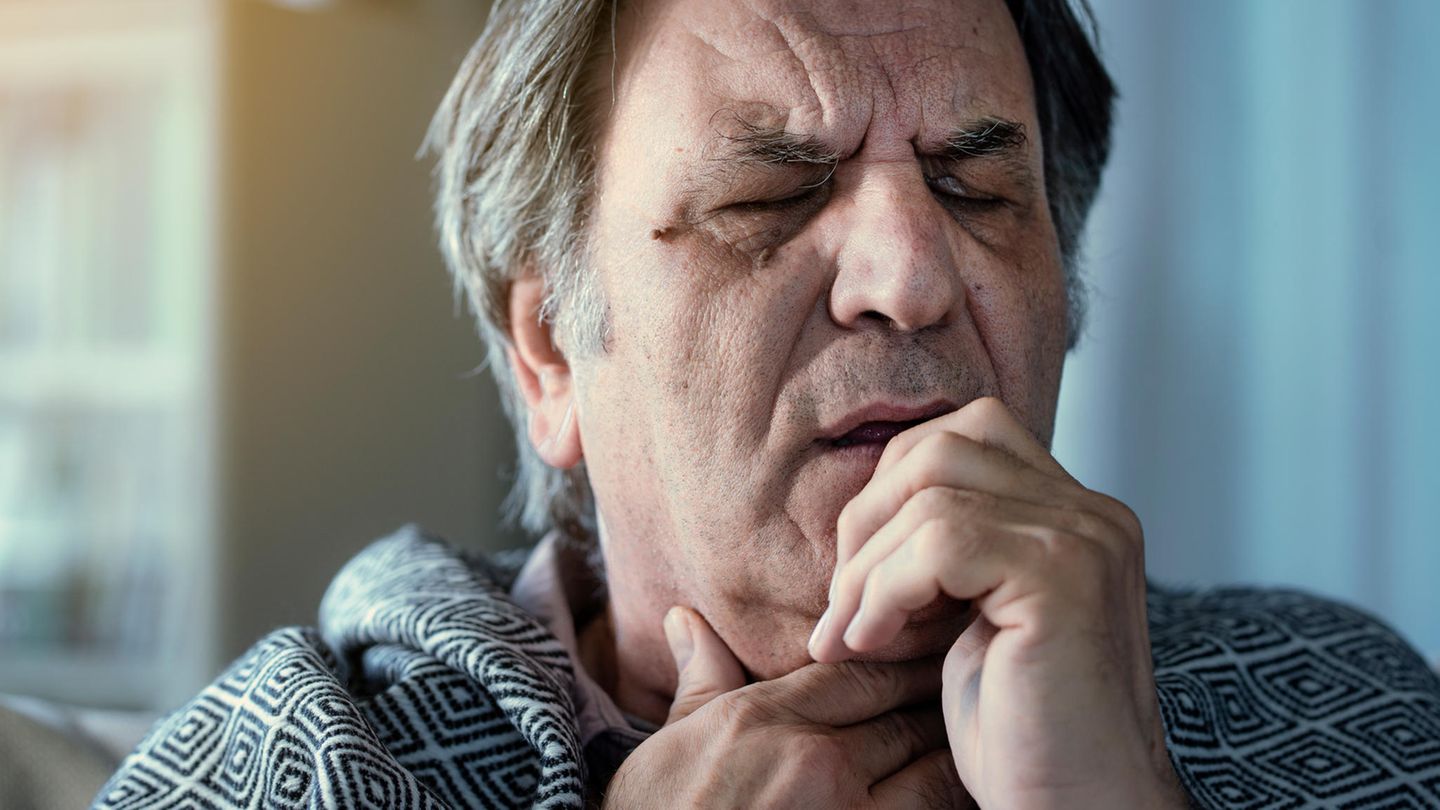 Älterer Mann mit Halsschmerzen