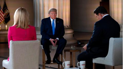 Donald Trump beim Interview mit den Fox-News-Moderatoren Martha MacCallum (l.) und Bret Baier (r.)