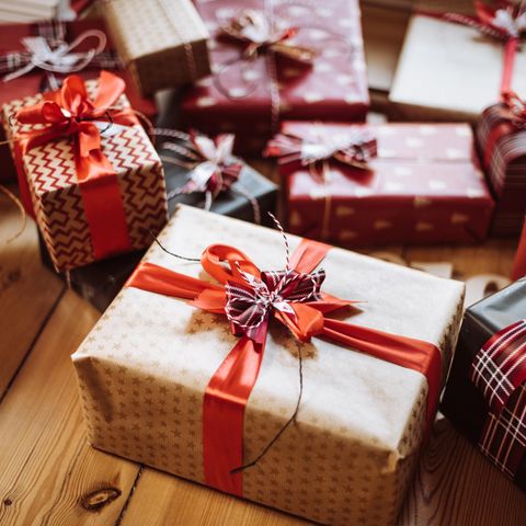 Verpackte Geschenke auf dem Boden