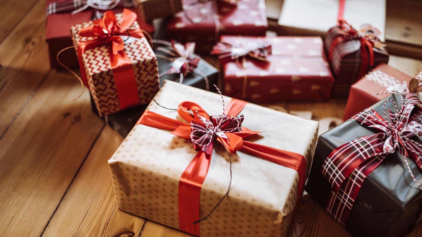 Verpackte Geschenke auf dem Boden