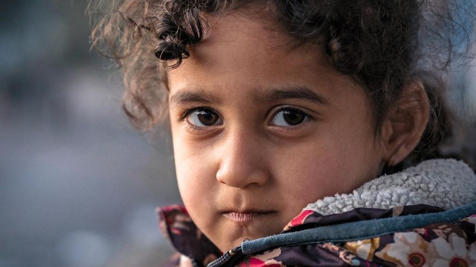 Islam, 4 Jahre alt ist taub, mit zwei OP´s an ihren beiden Ohren koennte sie wieder hoeren und sprechen lernen Islam, 4 Jahre alt ist taub, mit zwei OP´s an ihren beiden Ohren koennte sie wieder hoeren und sprechen lernen