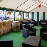 Hinter der Musikkneipe im Hof hat Norbert Raeder eine Launch-Ecke mit gemütlichen Sofas eingerichtet. Leider saß hier in diesem Jahr kaum jemand