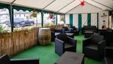 Hinter der Musikkneipe im Hof hat Norbert Raeder eine Launch-Ecke mit gemütlichen Sofas eingerichtet. Leider saß hier in diesem Jahr kaum jemand