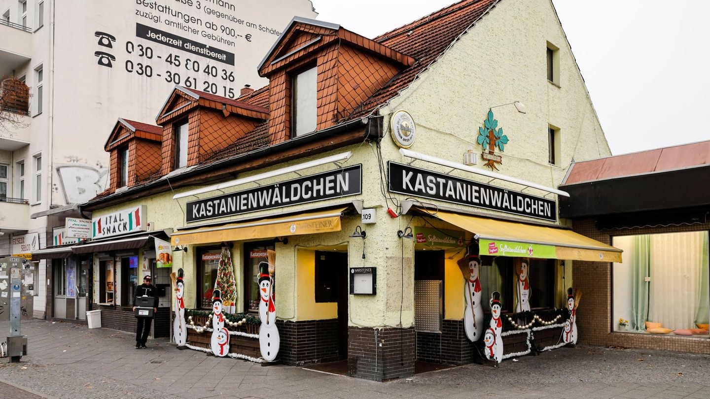 Das „Kastanienwäldchen“ in Alt-Reinickendorf: Von vorn kleine Eckekneipe, und im hinteren Bereich steppt der Bär. Es ist Event-Location mit Karaoke, Seniorentanz, Livemusik, Country und Western, Rock ‘n Roll sowie Disco. Hier spielten viele bekannte Bands wie „Rock Island Line“, deren Mitglieder z.T. schon als Vorband der Beatles im Starclub aufgetreten sind, Simone von Petticoat oder ein Elvis Presley-Imitator. Das Haus ist mit 150 Jahren eines der ältesten in Reinickendorf und steht unter Denkmalschutz. Es wurde früher als Schäferhaus genutzt