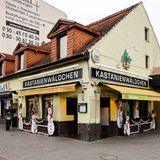 Das „Kastanienwäldchen“ in Alt-Reinickendorf: Von vorn kleine Eckekneipe, und im hinteren Bereich steppt der Bär. Es ist Event-Location mit Karaoke, Seniorentanz, Livemusik, Country und Western, Rock ‘n Roll sowie Disco. Hier spielten viele bekannte Bands wie „Rock Island Line“, deren Mitglieder z.T. schon als Vorband der Beatles im Starclub aufgetreten sind, Simone von Petticoat oder ein Elvis Presley-Imitator. Das Haus ist mit 150 Jahren eines der ältesten in Reinickendorf und steht unter Denkmalschutz. Es wurde früher als Schäferhaus genutzt