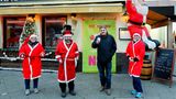 Sarah Kipping, Dennis Trapp, Norbert Raeder und Ariane Quast (v.l.) bilden den harten Kern des „Kastanienwäldchen“-Teams. Alle bemühen sich mit guter Laune der Krise zu trotzen. Dennis ist schon seit acht Jahren Kellner bei seinem Chef