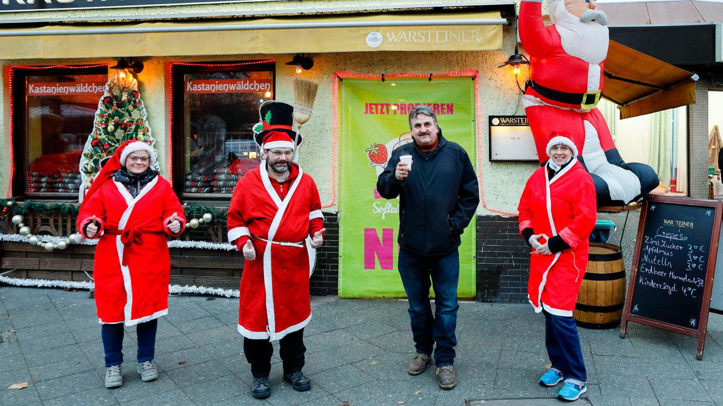Sarah Kipping, Dennis Trapp, Norbert Raeder und Ariane Quast (v.l.) bilden den harten Kern des „Kastanienwäldchen“-Teams. Alle bemühen sich mit guter Laune der Krise zu trotzen. Dennis ist schon seit acht Jahren Kellner bei seinem Chef