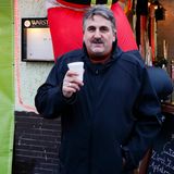 Norbert Raeder gilt als Kümmerer im Viertel. Seine Gäste schwärmen: „Er hält uns zusammen wie eine Großfamilie!“ Jetzt muss er sich um sich selber kümmern, sonst gehen die Lichter seiner Kneipe für immer aus