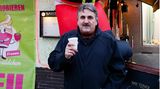 Norbert Raeder gilt als Kümmerer im Viertel. Seine Gäste schwärmen: „Er hält uns zusammen wie eine Großfamilie!“ Jetzt muss er sich um sich selber kümmern, sonst gehen die Lichter seiner Kneipe für immer aus