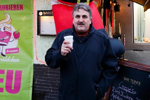 Norbert Raeder gilt als Kümmerer im Viertel. Seine Gäste schwärmen: „Er hält uns zusammen wie eine Großfamilie!“ Jetzt muss er sich um sich selber kümmern, sonst gehen die Lichter seiner Kneipe für immer aus