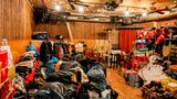 Im Tanzsaal stapeln sich Klamotten, Geschenke für sozial Schwache, Weihnachtsdeko sowie Heizpilze