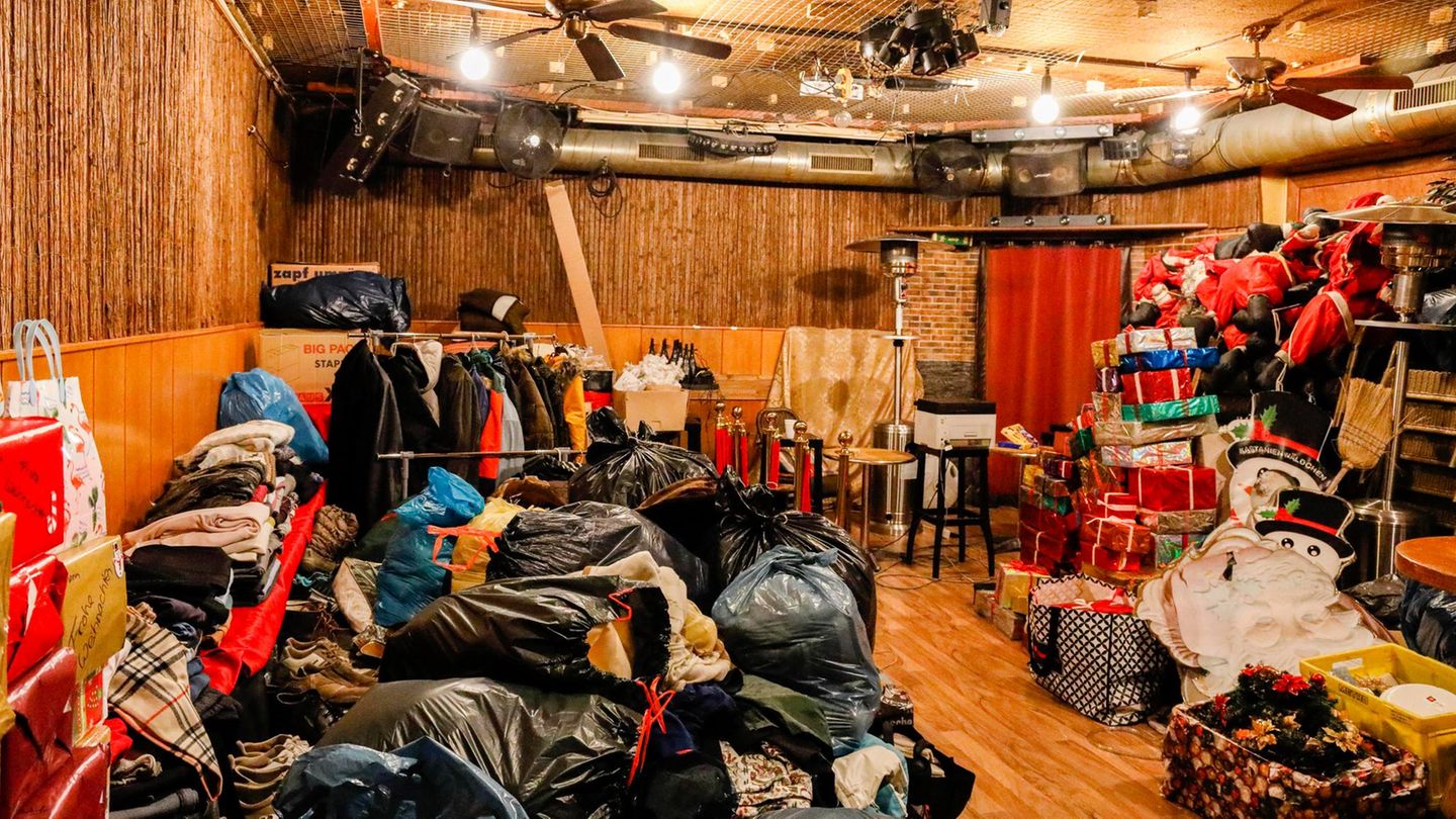 Im Tanzsaal stapeln sich Klamotten, Geschenke für sozial Schwache, Weihnachtsdeko sowie Heizpilze