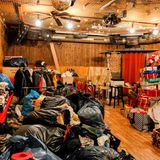 Im Tanzsaal stapeln sich Klamotten, Geschenke für sozial Schwache, Weihnachtsdeko sowie Heizpilze