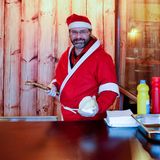 Dennis serviert Bratwurst im Brötchen