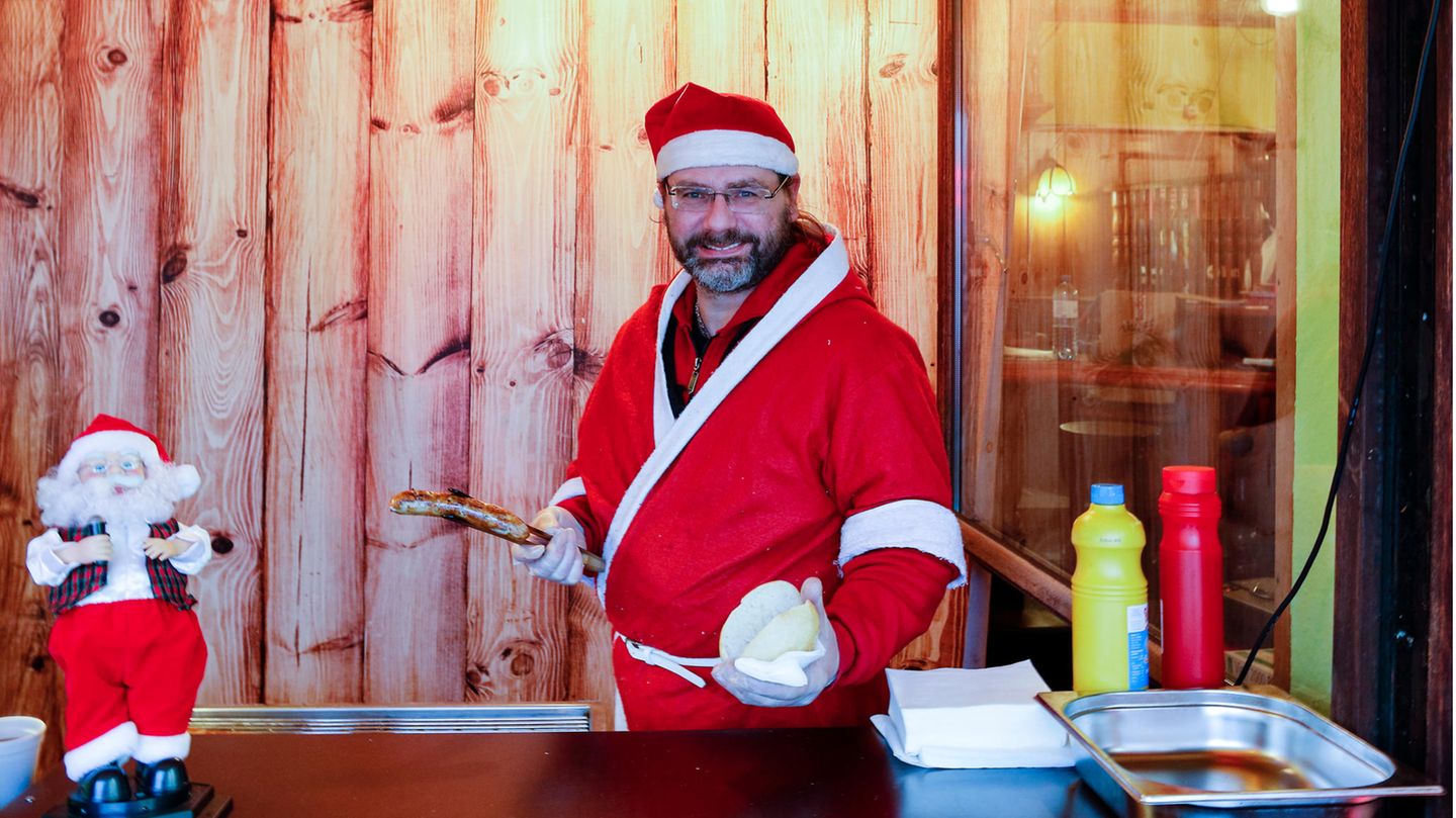 Dennis serviert Bratwurst im Brötchen