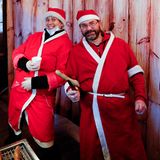 Jeder Mitarbeiter hat ein eigenes Fenster, aus dem er weihnachtliche Naschereien verkauft: Sarah macht Crépes mit Haselnusscreme, Ariane verkauft Glühwein und andere Heißgetränke und Dennis serviert Bratwurst im Brötchen