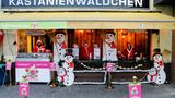 Jeder Mitarbeiter hat ein eigenes Fenster, aus dem er weihnachtliche Naschereien verkauft: Sarah macht Crépes mit Haselnusscreme, Ariane verkauft Glühwein und andere Heißgetränke und Dennis serviert Bratwurst im Brötchen