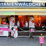Jeder Mitarbeiter hat ein eigenes Fenster, aus dem er weihnachtliche Naschereien verkauft: Sarah macht Crépes mit Haselnusscreme, Ariane verkauft Glühwein und andere Heißgetränke und Dennis serviert Bratwurst im Brötchen