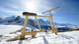 Velogemel Tour, Grindelwald   Etwas gewöhnungsbedürftig sieht das Velogemel schon aus. Der Sportschlitten erinnert ein wenig an ein hölzernes Fahrrad. Aber die Abfahrt mit dem Grindelwalder Original ist wirklich sportlich, denn die Schlittenkufen machen das Velogemel ganz schön rasant. Die eigentümlichen Schlittenräder gehören in der Region Grindelwald einfach dazu. Von Dezember bis März kann man geführte Touren buchen. Mehr Informationen finde Sie hier.