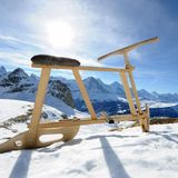 Velogemel Tour, Grindelwald   Etwas gewöhnungsbedürftig sieht das Velogemel schon aus. Der Sportschlitten erinnert ein wenig an ein hölzernes Fahrrad. Aber die Abfahrt mit dem Grindelwalder Original ist wirklich sportlich, denn die Schlittenkufen machen das Velogemel ganz schön rasant. Die eigentümlichen Schlittenräder gehören in der Region Grindelwald einfach dazu. Von Dezember bis März kann man geführte Touren buchen. Mehr Informationen finde Sie hier.
