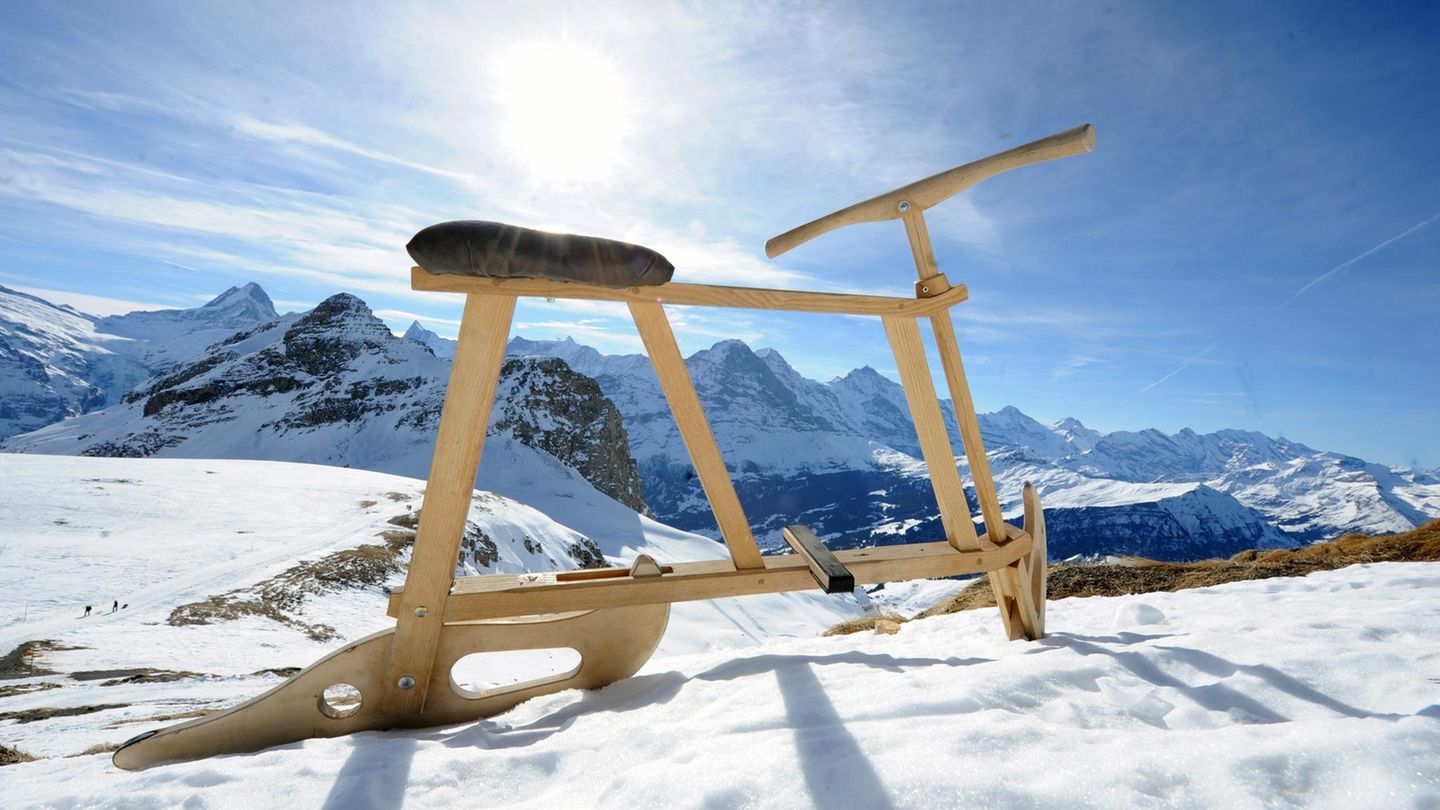 Urlaub 2021 : Velogemel Tour, Grindelwald Etwas gewöhnungsbedürftig sieht das Velogemel schon aus. Der Sportschlitten erinnert ein wenig an ein hölzernes Fahrrad. Aber die Abfahrt mit dem Grindelwalder Original ist wirklich sportlich, denn die Schlittenkufen machen das Velogemel ganz schön rasant. Die eigentümlichen Schlittenräder gehören in der Region Grindelwald einfach dazu. Von Dezember bis März kann man geführte Touren buchen. Mehr Informationen finde Sie hier. Velogemel Tour, Grindelwald Etwas gewöhnungsbedürftig sieht das Velogemel schon aus. Der Sportschlitten erinnert ein wenig an ein hölzernes Fahrrad. Aber die Abfahrt mit dem Grindelwalder Original ist wirklich sportlich, denn die Schlittenkufen machen das Velogemel ganz schön rasant. Die eigentümlichen Schlittenräder gehören in der Region Grindelwald einfach dazu. Von Dezember bis März kann man geführte Touren buchen. Mehr Informationen finde Sie hier.