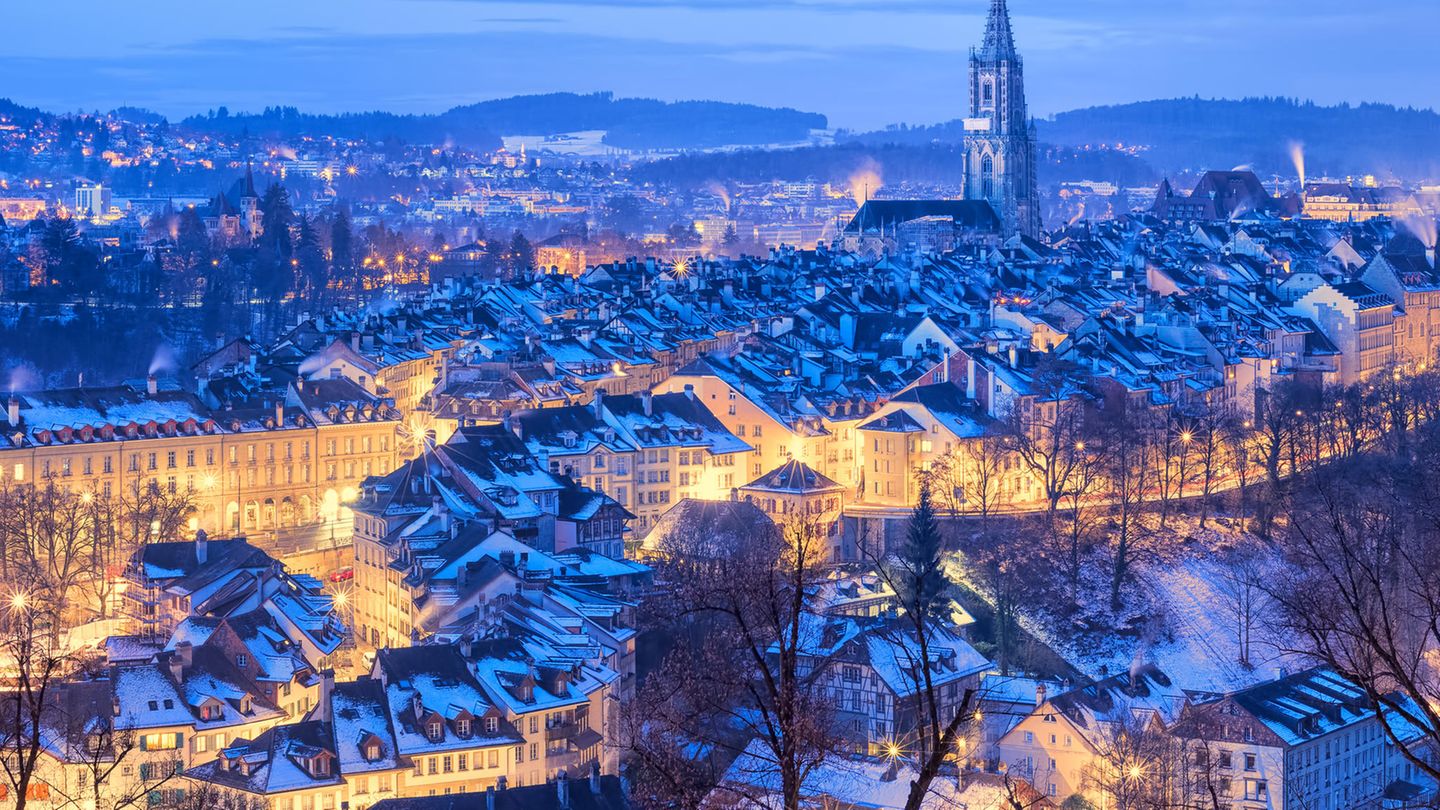 Citytrip Bern  Mit seinen rund 143.000 Einwohnern ist Bern neben Zürich, Genf, Basel und Lausanne eine der größten Städte der Schweiz. Die Berner Altstadt ist seit 1893 Teil der Liste des Unesco-Welterbes. Wer sich in Bern ein Zimmer bucht, der bekommt ab der ersten Übernachtung das Bern Ticket dazu. Mit diesem Ticket nutzt man freie Fahrt in den Zonen 100/101 des LIBERO-Tarifverbundes. Außerdem kann man die bekannte Gurtenbahn, die Marzilibahn und der Münsterplattformlift sowie die An- und Abreise zum BERN Airport nutzen.  Bern bietet interessierten jede Menge Kunst und Architektur. Wer Interesse hat, kann sich auch private Stadtführungen buchen. Aber auch Historisches gibt es in Bern zu sehen. Weitere Infos finden Sie hier.