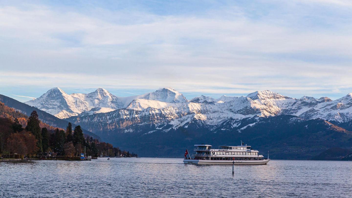 Thun, Berner Oberland   Thun wird auch das Tor zum Berner Oberland genannt. Thun ist mit rund 43.700 Einwohnern die elftgrößte Stadt der Schweiz. Das Schloss und die Stadtkirche blicken vom Schlossberg auf Thun hinab. Das Bälliz ist eine Insel in der durch die Stadt fließende Aare. Heute ist hier eine Fußgängerzone und das kommerzielle Zentrum Thuns. Sowohl das Schloss als auch das historische Rathaus sind Touristenmagnete. Am Ufer des Thunersees finden Sie zahlreiche Hotels und Parks mit wunderschönem Ausblick auf den See.