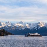 Thun, Berner Oberland   Thun wird auch das Tor zum Berner Oberland genannt. Thun ist mit rund 43.700 Einwohnern die elftgrößte Stadt der Schweiz. Das Schloss und die Stadtkirche blicken vom Schlossberg auf Thun hinab. Das Bälliz ist eine Insel in der durch die Stadt fließende Aare. Heute ist hier eine Fußgängerzone und das kommerzielle Zentrum Thuns. Sowohl das Schloss als auch das historische Rathaus sind Touristenmagnete. Am Ufer des Thunersees finden Sie zahlreiche Hotels und Parks mit wunderschönem Ausblick auf den See.