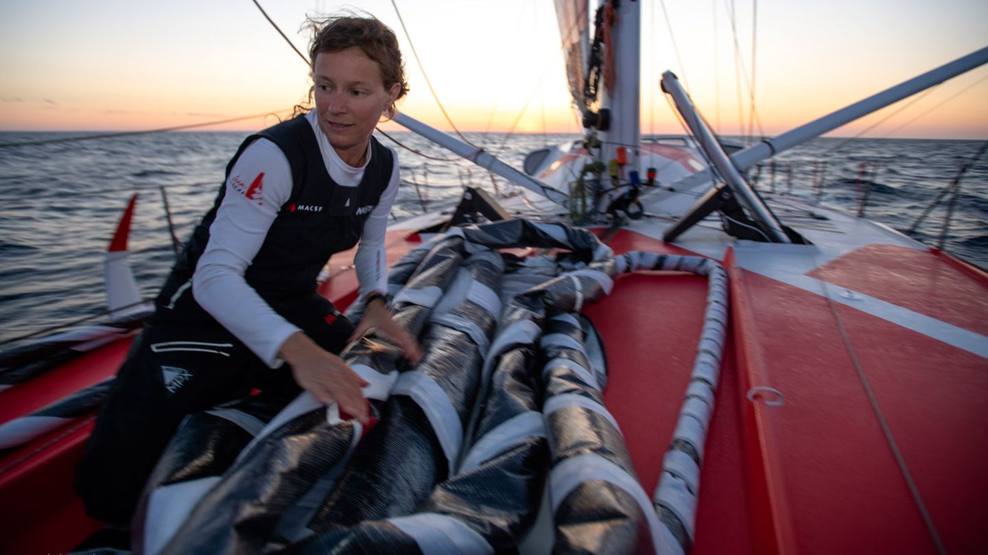 Isabelle Joschke bei der "Vendée Globe": Allein mit der Rennyacht um die Welt: "Manchmal schlafe ich sogar zwei Stunden am Stück" Isabelle Joschke bei der "Vendée Globe": Allein mit der Rennyacht um die Welt: "Manchmal schlafe ich sogar zwei Stunden am Stück"