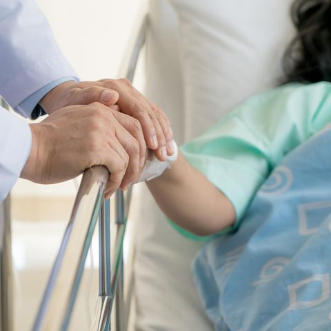 Frau im Krankenhausbett