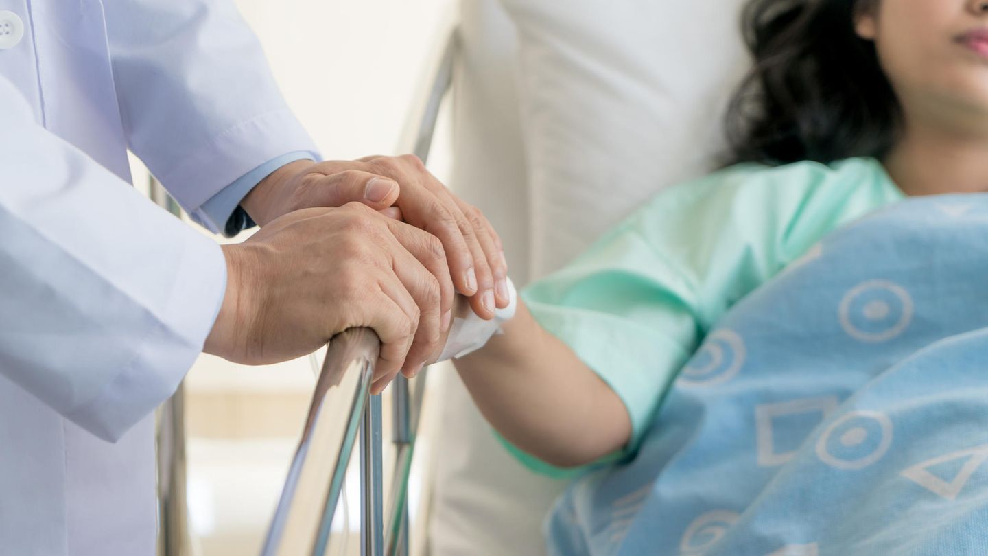 Frau im Krankenhausbett