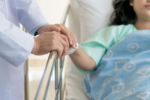 Frau im Krankenhausbett