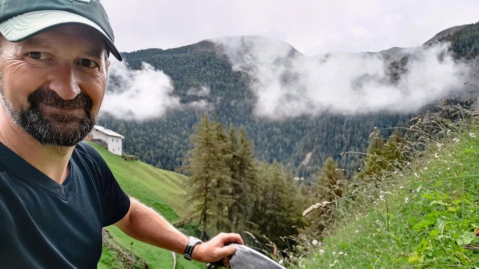 Bergbauerhelfer Timo GeroldFreiwilligendienste Raus aus dem Büro: Im Langtauferer Tal in Südtirol mäht Timo Gerhold, Geschäftsführer eines Sportvereins in Hessen, das Gras mit der Sense