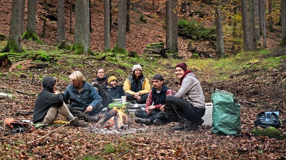 Freiwiligenarbeit; Bergwaldprojekt e.V.Biospjhärenreservat Pfälzer Wald_Pausear@bergwaldprojekt.de Nach
der Arbeit bleibt Zeit, um sich auszutauschen