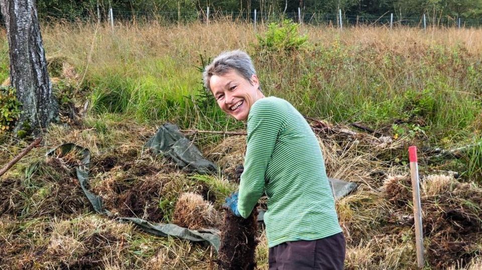 2020 in NRW. 2018 im Hunsrück Regine Hain, die bei fünf Workcamps von Bergwaldprojekte e.V. mitgemacht hat Helferin Regine Hain bei der Arbeit