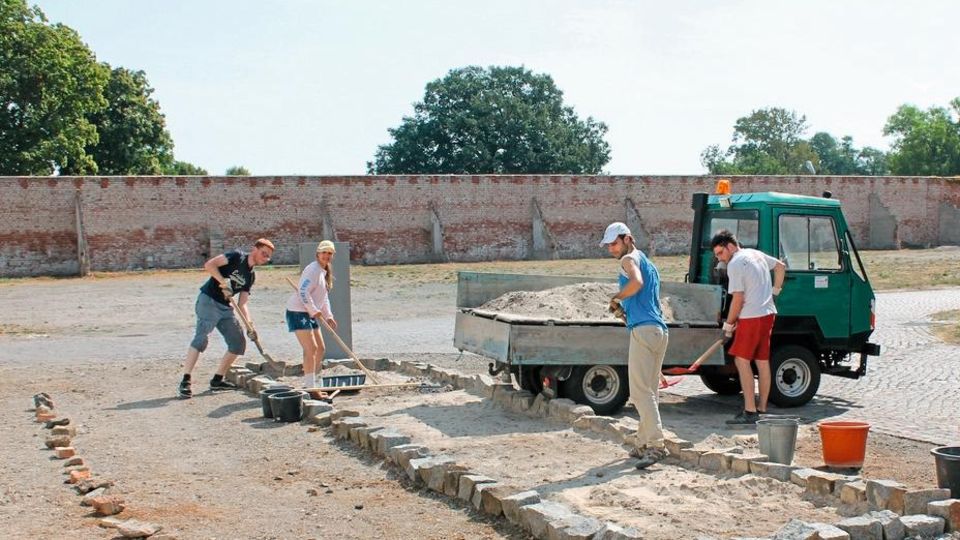 2018 Prettin: Gedenkstätte KZ LichtenburgService Civil International - Deutscher Zweig e.V. pr3@sci-d.de Gutes tun, auch für sich: Freiwillige bei Bauarbeiten in
der Gedenkstätte KZ Lichtenburg Prettin in Sachsen-Anhalt