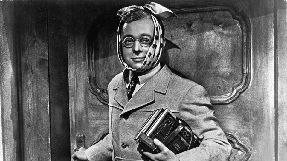 Humor aus früheren Tagen, aber nach zwei Glas Punsch immer noch lustig: Heinz Rühmann in der "Feuerzangenbowle" (1944)