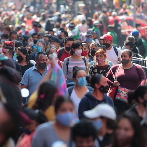 Anfang Dezember sind die Einkaufsstraßen in Mexiko-Stadt gut besucht, während die Coronazahlen bereits in die Höhe schießen.