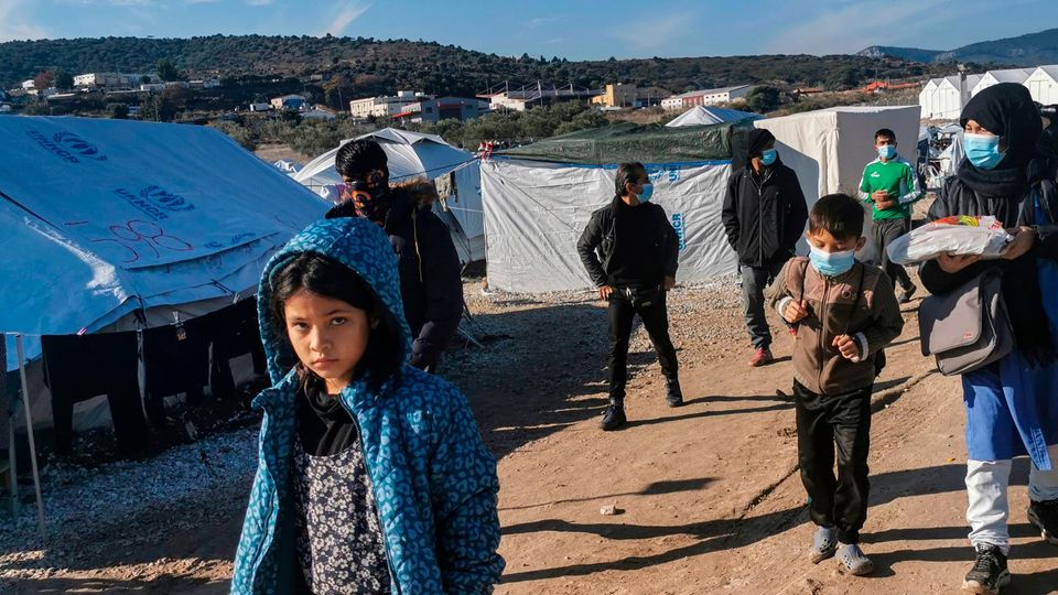 Migranten im neuen Flüchtlingslager von Kara Tepe auf der Insel Lesbos