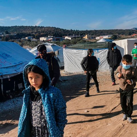 Migranten im neuen Flüchtlingslager von Kara Tepe auf der Insel Lesbos