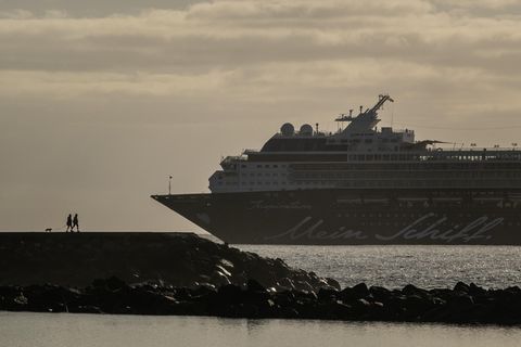 Am Strand von Las Teresitas in Santa Cruz de Tenerife. Im Hintergrund ist ein Kreuzfahrtschiff von Tui Cruises zu sehen. 