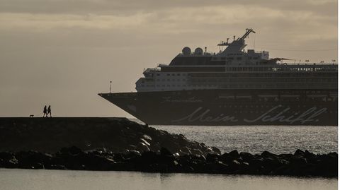 Am Strand von Las Teresitas in Santa Cruz de Tenerife. Im Hintergrund ist ein Kreuzfahrtschiff von Tui Cruises zu sehen. 