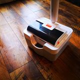 Abgestellt benötigt der Akkumopp nicht mehr Platz als ein Wischeimer mit Feudel.