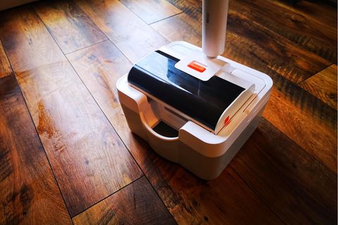 Abgestellt benötigt der Akkumopp nicht mehr Platz als ein Wischeimer mit Feudel.