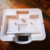 Der Eimer besitzt zwei Kammern und fasst etwa 2,5 Liter. 